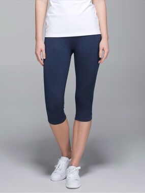 Lululemon In The Flow Crop Leggings in Heathered Deep Navy Size 6